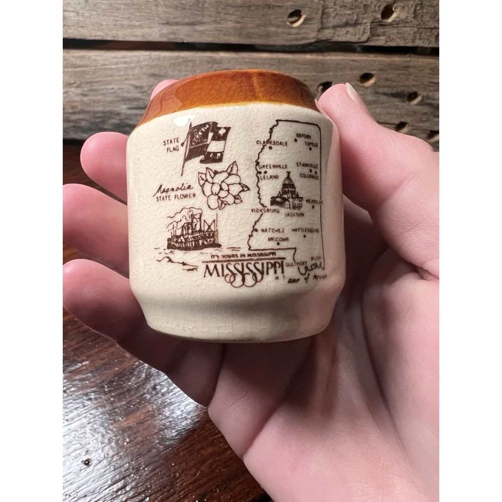 Mississippi Ceramic tan brown Salt And Pepper Shakers state map cylinder Vintage